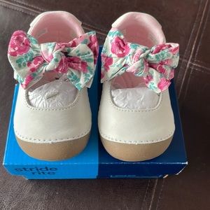 Girls Stride Rite shoes size 4 1/2 W